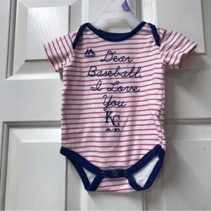 Baby outfit kc baseball majestic 6/9M Has a hole by the tag